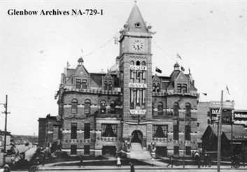 City Hall decorated for royal visit, Glenbow, Image No: NA-729-1 / L'hôtel de ville de Calgary, archive de Glenbow, NA-729-1